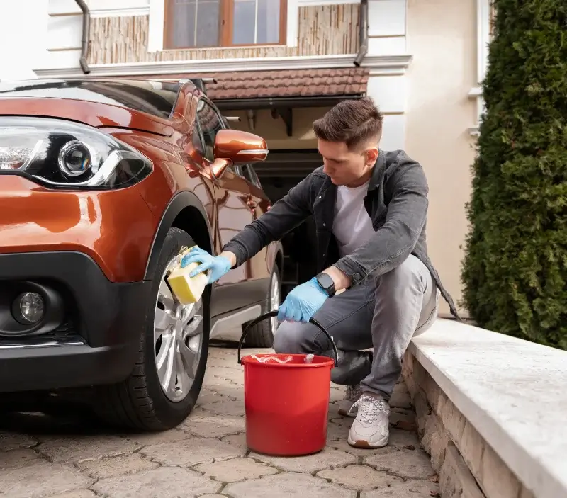 Lavage auto à domicile Nizas : professionnel intervenant sur un véhicule